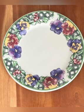Gibson Pansy Floral plates discontinued 
Set of 2 salad plates. 7.5 in diameter